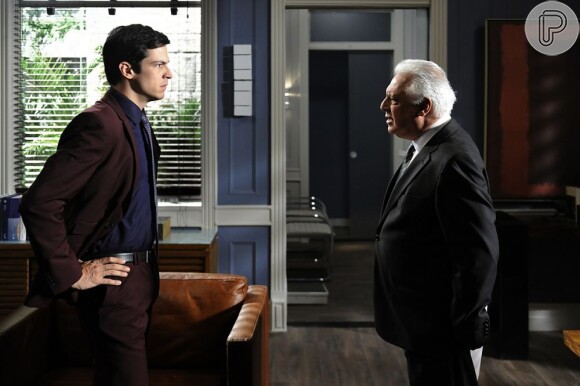 César (Antonio Fagundes) avisa a Félix (Mateus Solano) que vai investigar a fraude dos contratos e enquanto acontece uma auditoria ele será afastado de seu cargo na administração, em 'Amor à Vida'