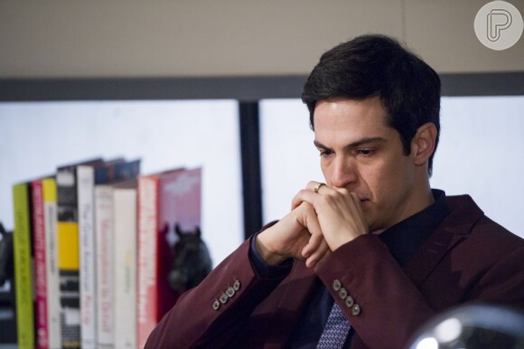 Félix (Mateus Solano) chora quando César (Antonio Fagundes) o asfasta do hospital, em 'Amor à Vida', em 22 de agosto de 2013