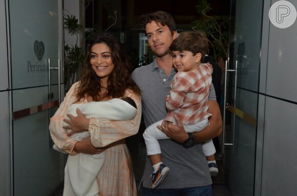 Juliana Paes posou com o marido, o empresário Carlos Eduardo Baptista, e os filhos ao sair da maternidade há um mês atrás