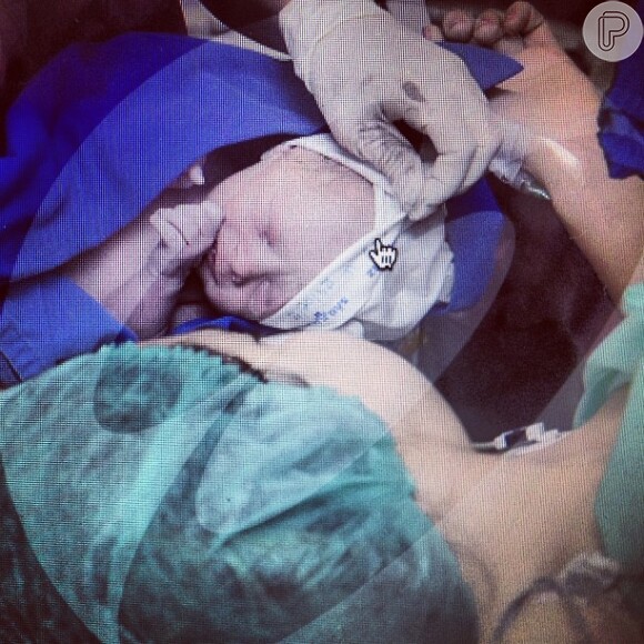 Carolina Dantas compartilhou nas redes sociais uma das primeiras fotos de Davi Lucca no momento de seu nascimento