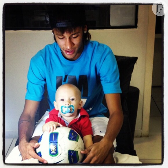 Desde os primeiros meses, Neymar foi apresentando Davi Lucca ao mundo do futebol
