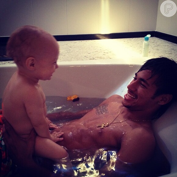 Davi Lucca e Neymar se divertem bastante na hora do banho e mostram afinidade quando estão juntos