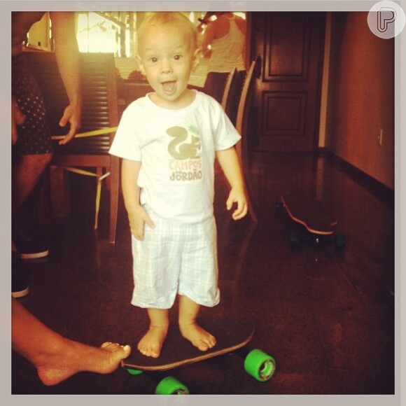 Davi Lucca já está aprendendo a andar de skate com uma versão mini do brinquedo