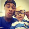 Neymar e Davi Lucca posam para a foto mostrando a língua, sem perder a mania do jogador ao posar para os cliques