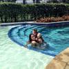 Neymar e a irmã, Rafaella Beckran, se divertem na piscina com o pequeno Davi Lucca
