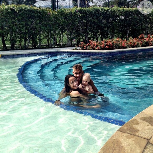Neymar e a irmã, Rafaella Beckran, se divertem na piscina com o pequeno Davi Lucca