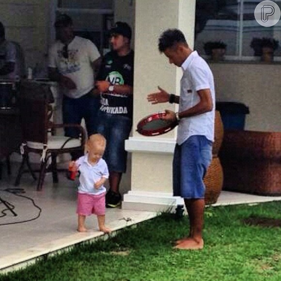 Neymar já ensina os primeiros passos de samba para Davi Lucca