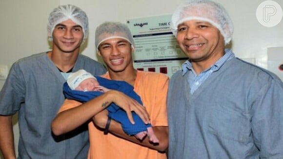 Neymar fez questão de acompanhar o parto de Davi Lucca, e posou ao lado do pai, Neymar da Silva Santos, e do padrinho da criança, o jogador Ganso