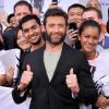 Hugh Jackman posa com fãs em evento de divulgação do filme 'Wolverine'
