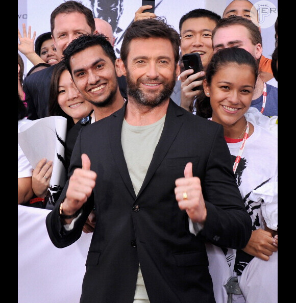 Hugh Jackman posa com fãs em evento de divulgação do filme 'Wolverine'