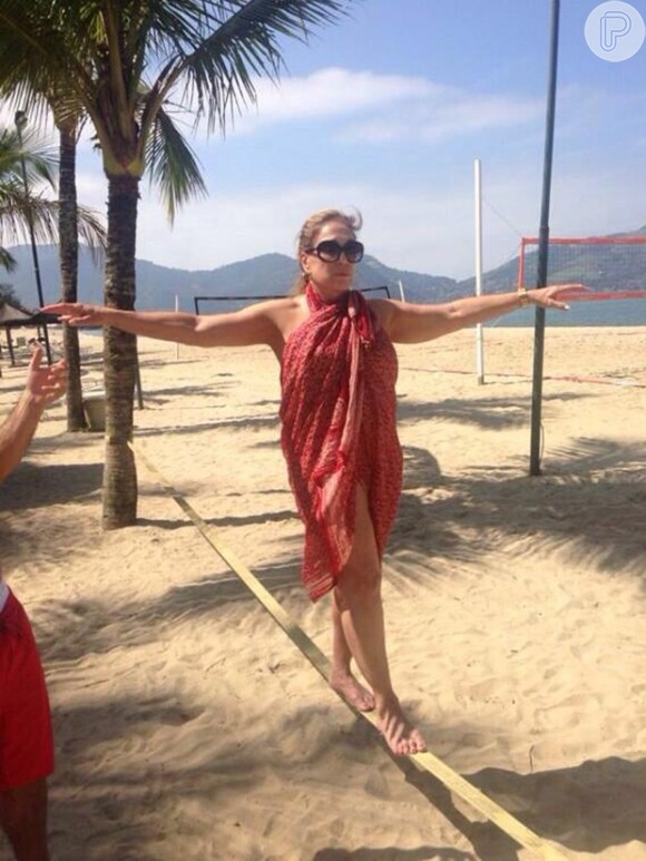 Aos 71 anos, Susana Vieira exibe boa forma, equilíbrio e disposição praticando slack line no Rio de Janeiro: 'Vovó na cordinha'