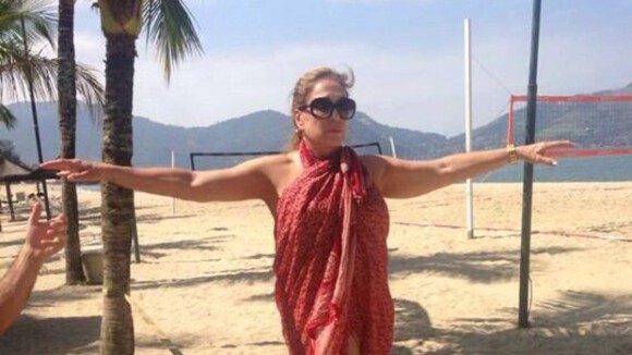 Aos 71 anos, Susana Vieira pratica slackline na praia: 'Vovó na cordinha'