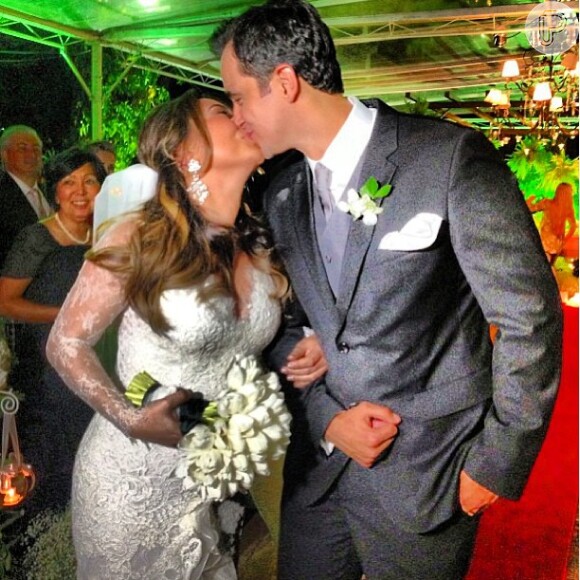 Lethicia Bronstein postou uma foto do beijo dos noivos: 'E foram felizes para sempre'