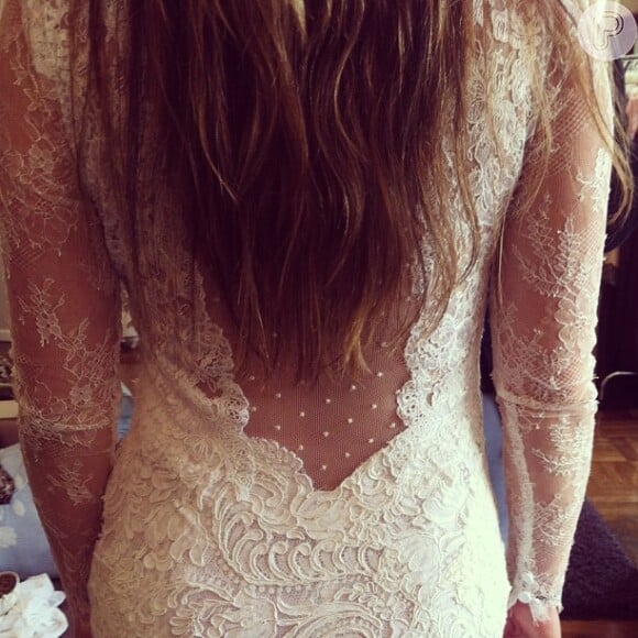 A estilista Lethicia Bronstein exibiu no seu Instagram o detalhe do vestido da noiva Karina Sato