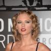 Taylor Swift posa no tapete vermelho do VMA 2013