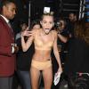 Miley Cyrus faz careta com figurino sensual no VMA 2013
