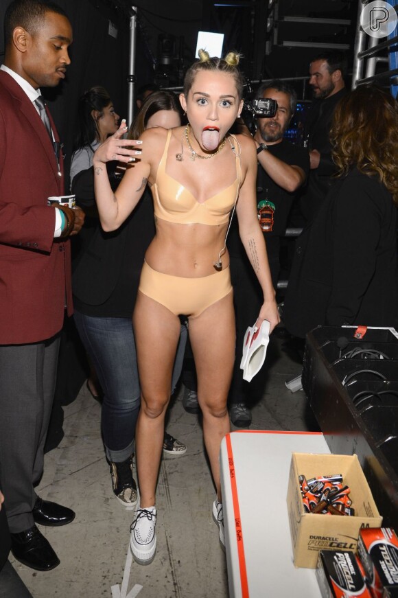 Miley Cyrus faz careta com figurino sensual no VMA 2013