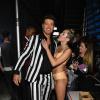 Miley Cyrus brinca com Robin Thicke nos bastidores do VMA 2013