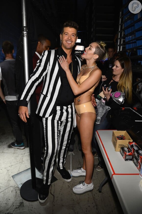 Miley Cyrus brinca com Robin Thicke nos bastidores do VMA 2013