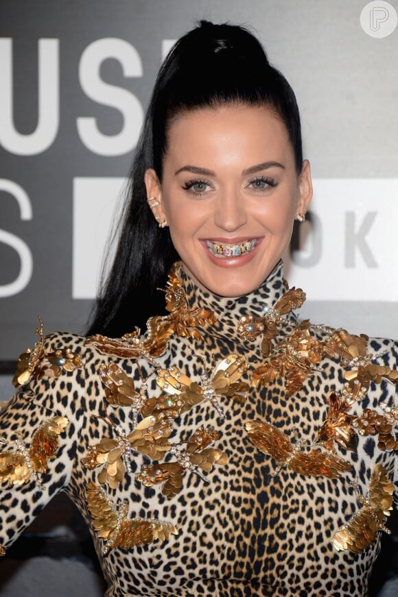 Katy Perry adere ao acessório de ouro nos dentes, no VMA 2013