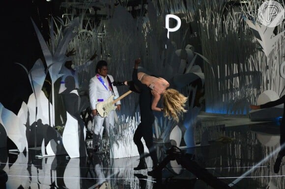 Lady Gaga é carregada após cantar seu novo single, 'Applause', no VMA 2013