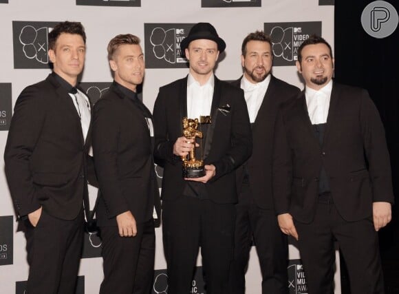 Justin Timberlake posa com seus ex-companheiros da banda *NSYNC, no VMA 2013