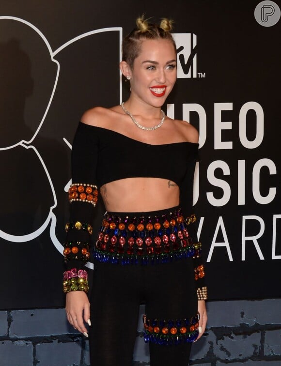 Miley Cyrus posa no tapete vermelho do VMA 2013