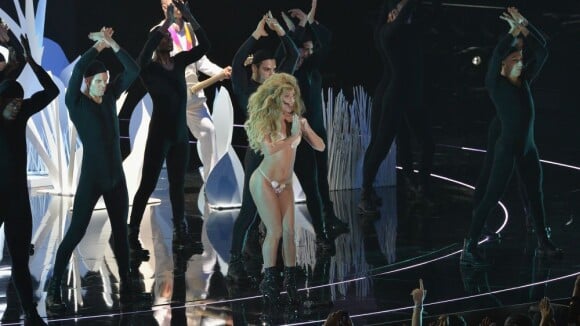 'VMA 2013': Lady Gaga sensualiza de fio-dental e Justin Timbelake é homenageado