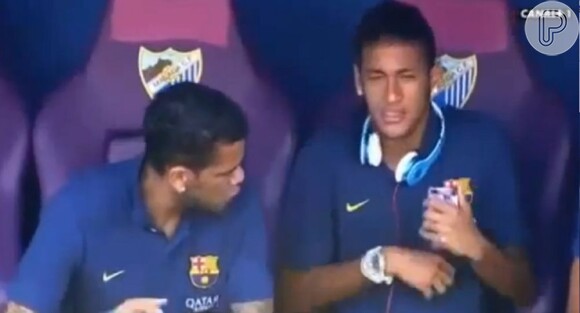 Neymar é quem começa a cantar, sendo observado pelo companheiro de equipe