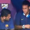 Neymar, de fones de ouvido e celular, canta para Daniel Alves