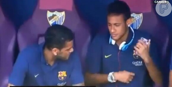 Neymar, de fones de ouvido e celular, canta para Daniel Alves