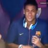 No banco antes do jogo do Barcelona contra o Málaga, Neymar e Daniel Alves puxam música e dançam