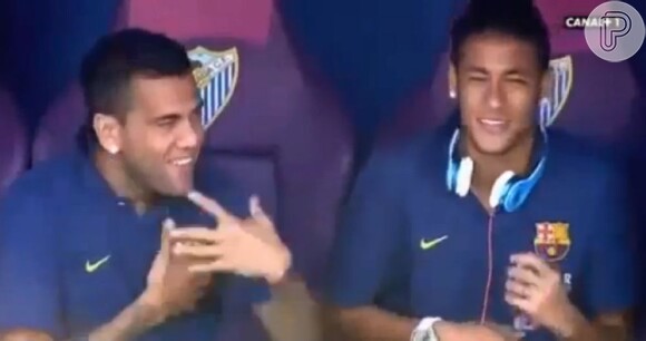 No banco antes do jogo do Barcelona contra o Málaga, Neymar e Daniel Alves puxam música e dançam