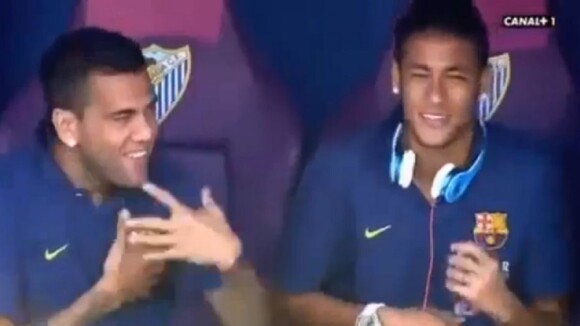 Neymar e Daniel Alves cantam e dançam no banco de reservas de jogo do Barcelona