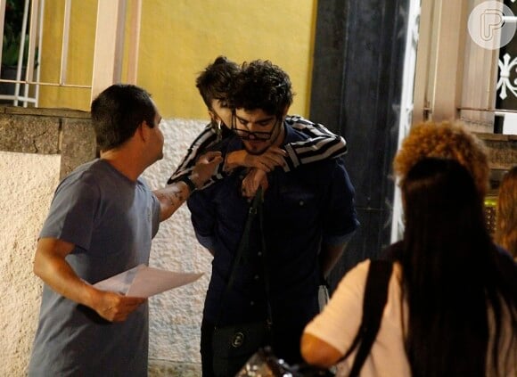 Durante o ensaio, Maria Casadevall abraça os ombros de Caio Castro seguindo a marcação dada pelo diretor, em 'Amor à Vida'