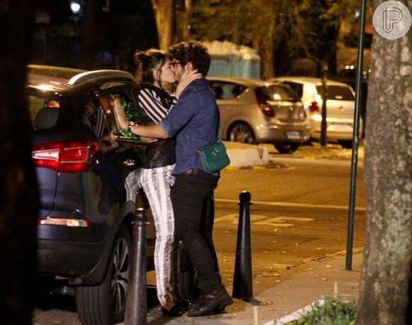 Com a libido exacerbada, Michel (Caio Castro) e Patrícia (Maria Casadevall) se beijam na rua, em cena de 'Amor à Vida'