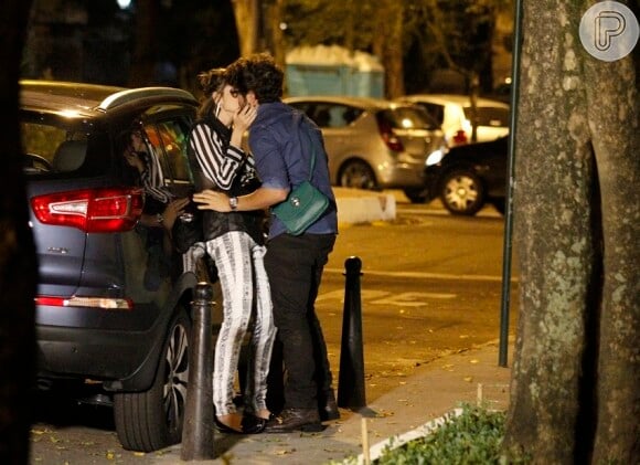 Antes mesmo de entrarem no carro Michel (Caio Castro) e Patrícia (Maria Casadevall) já começam a se agarrar, em cena de 'Amor à Vida'