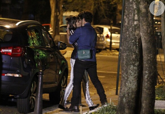 O desejo é tanto que Michel (Caio Castro) e Patrícia (Maria Casadevall) não param de se beijar, em cena de 'Amor à Vida'