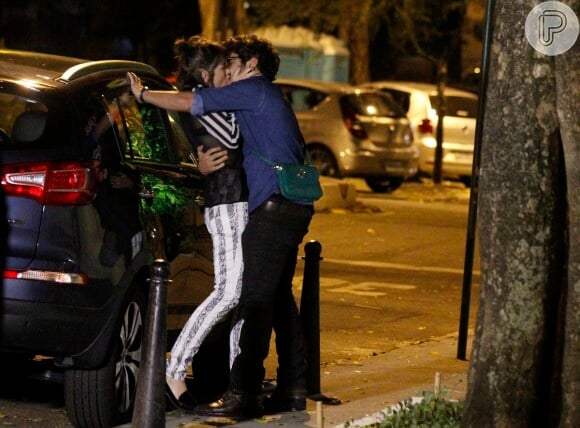 Caio Castro e Maria Casadevall ficaram gravando cenas de 'Amor à Vida' no Grajaú, no Rio de Janeiro, durante 2 horas