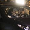Caio Castro e Maria Casadevall se apertam dentro do carro durante as gravações de 'Amor à Vida'