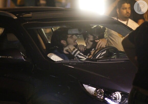 Caio Castro e Maria Casadevall se apertam dentro do carro durante as gravações de 'Amor à Vida'