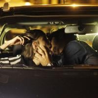 Caio Castro e Maria Casadevall se agarram no carro, em gravação de 'Amor à Vida'