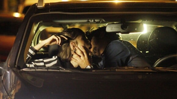 Caio Castro e Maria Casadevall se agarram no carro, em gravação de 'Amor à Vida'