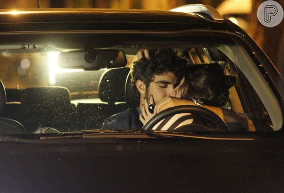 Patrícia (Maria Casadevall) beija Michel (Caio Castro) espremida entre ele e o volante do carro, em cena de 'Amor à Vida'
