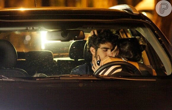 Com os apartamentos ocupdos por seus respectivos cônjuges, Patrícia (Maria Casadevall) e Michel (Caio Castro) se pegam dentro do carro, em cena de 'Amor à Vida'