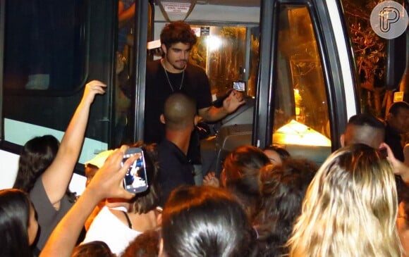 Ao descer do ônibus que servia de camarim, Michel (Caio Castro) é cercado pelas fãs, nos bastidores de gravação de 'Amor à Vida'