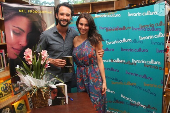 No último sábado (23), Rodrigo Santoro prestigiou o lançamento do livro da namorada, Mel Fronckowiak