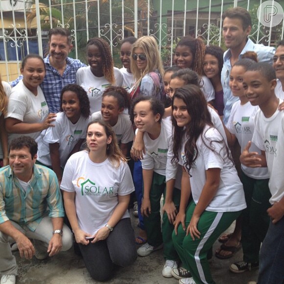 Fergie posou com crianças do Solar Meninos de Luz: 'Meus novos amigos brasileiros'