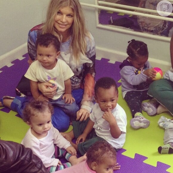 Fergie posa com crianças do Solar Meninos de Luz e comenta: 'As crianças mais legais que existem"