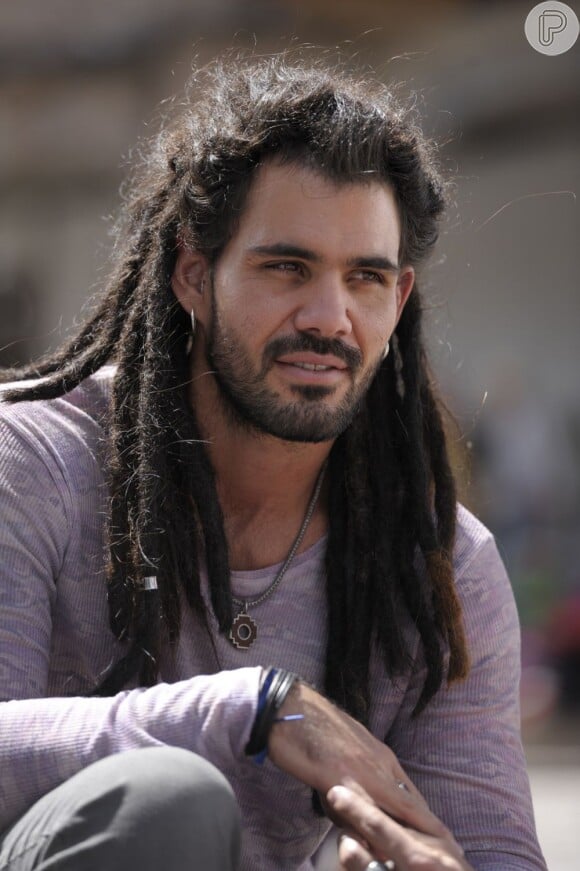 Juliano Cazarré tirou os apliques de dreadlocks após a rejeição do público por seu personagen Ninho, em 'Amor à Vida'